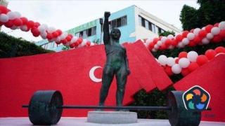 Паметник на щангиста Наим Сюлейманоглу бе открит в Истанбул
