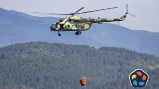 Пожар край Асеновград, военен хеликоптер помага в гасенето