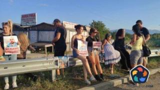 Пътна блокада от близки и приятели на убития Димитър от Цалапица