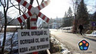 Влак удари изпреварващ джип на жп прелез, има жертва и тежко ранено дете