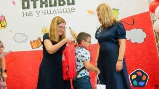 Близо 330 деца от приемни семейства с таблети и помагала за първия учебен ден