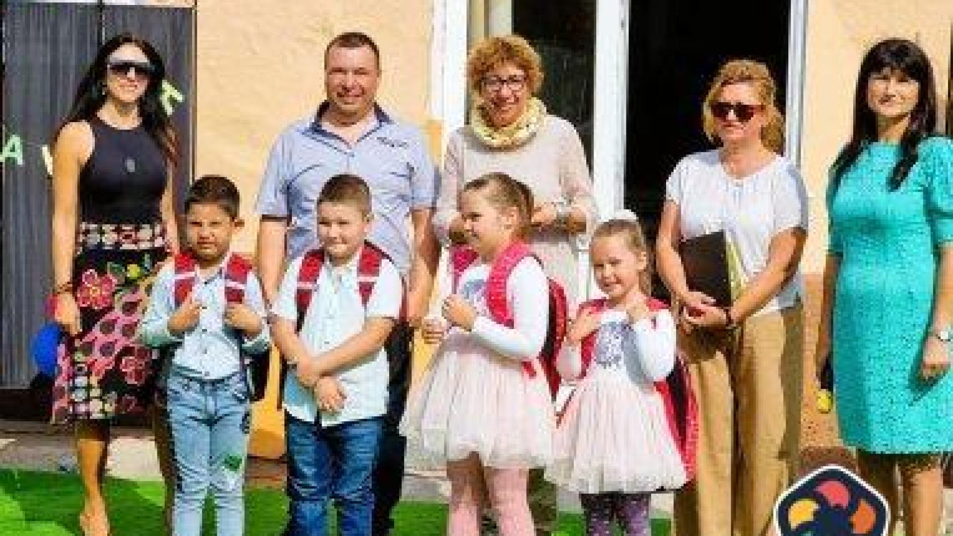 Първокласниците в Гълъбово и Обручище с подаръци от AES за училище