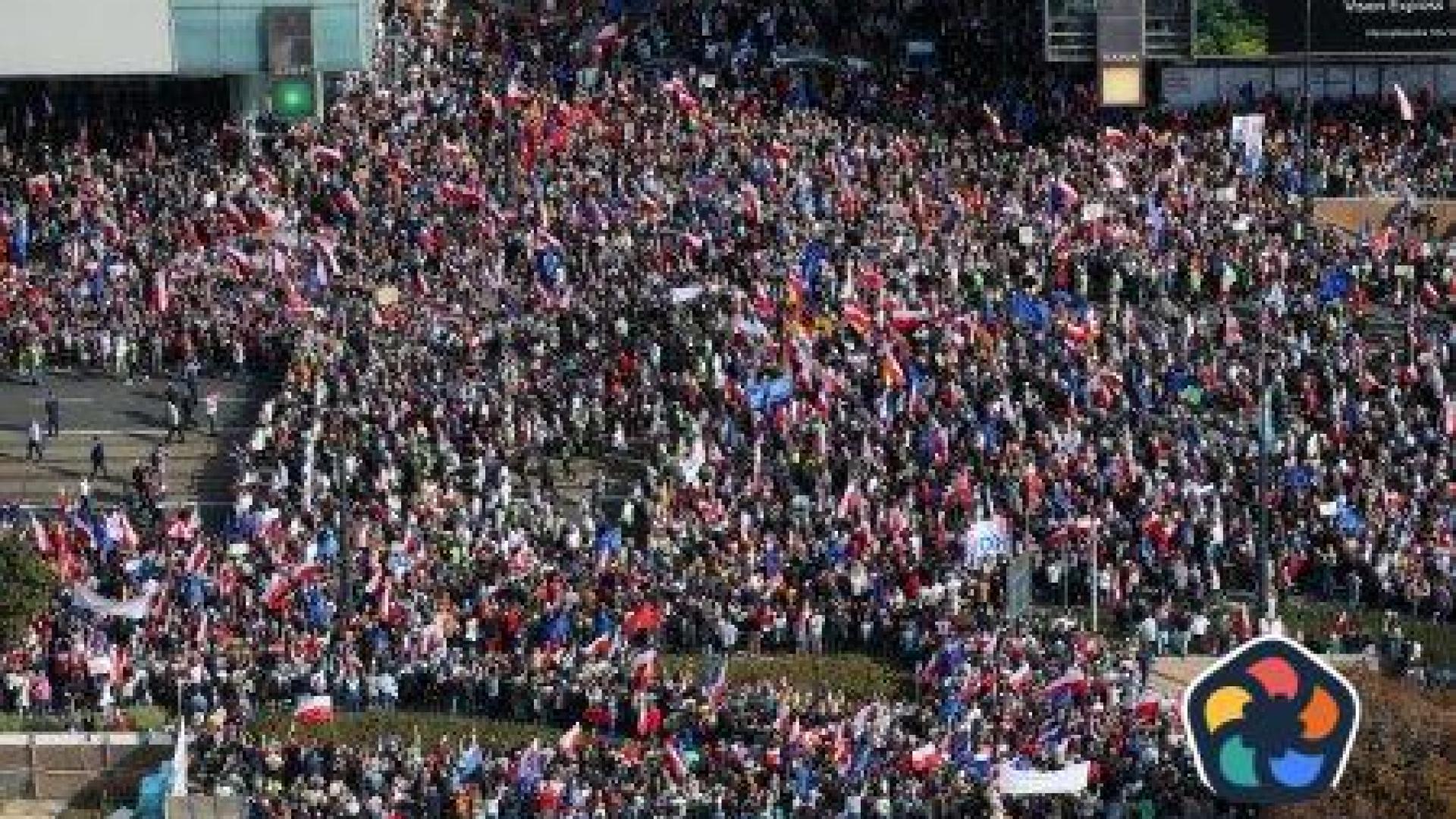 Хиляди във Варшава на шествие в подкрепа на опозицията; според кметството те са около милион
