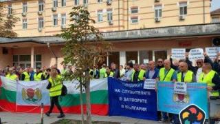 Надзиратели излязоха на протест заради уволнен колега