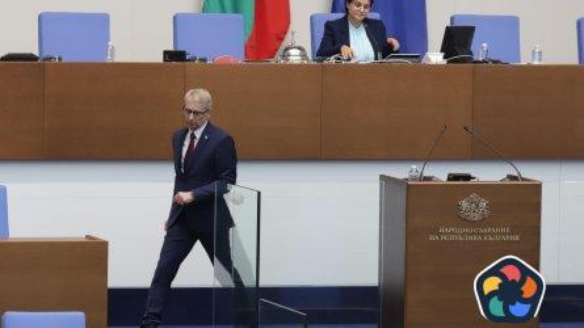 Парламентът гласува първия вот на недоверие срещу кабинета "Денков"