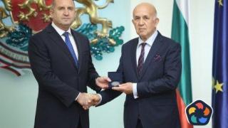Радев награди бившия вицепрезидент на "Мултигруп" Стоян Денчев