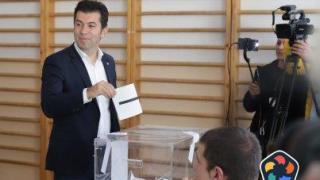 Кирил Петков: Гласувайте като машини, въпреки че използвате хартия