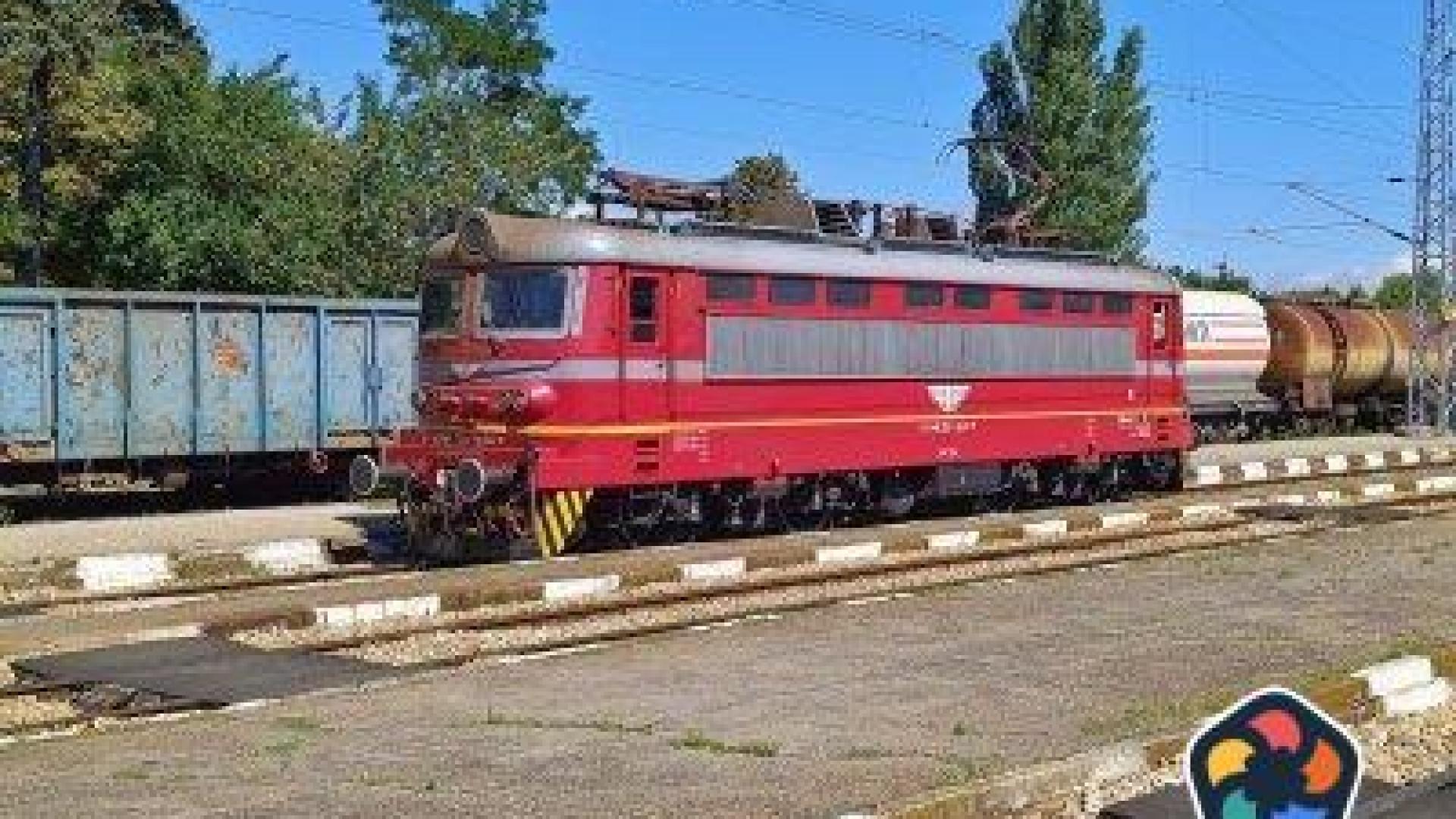 Двама железничари загинаха след удар от локомотив