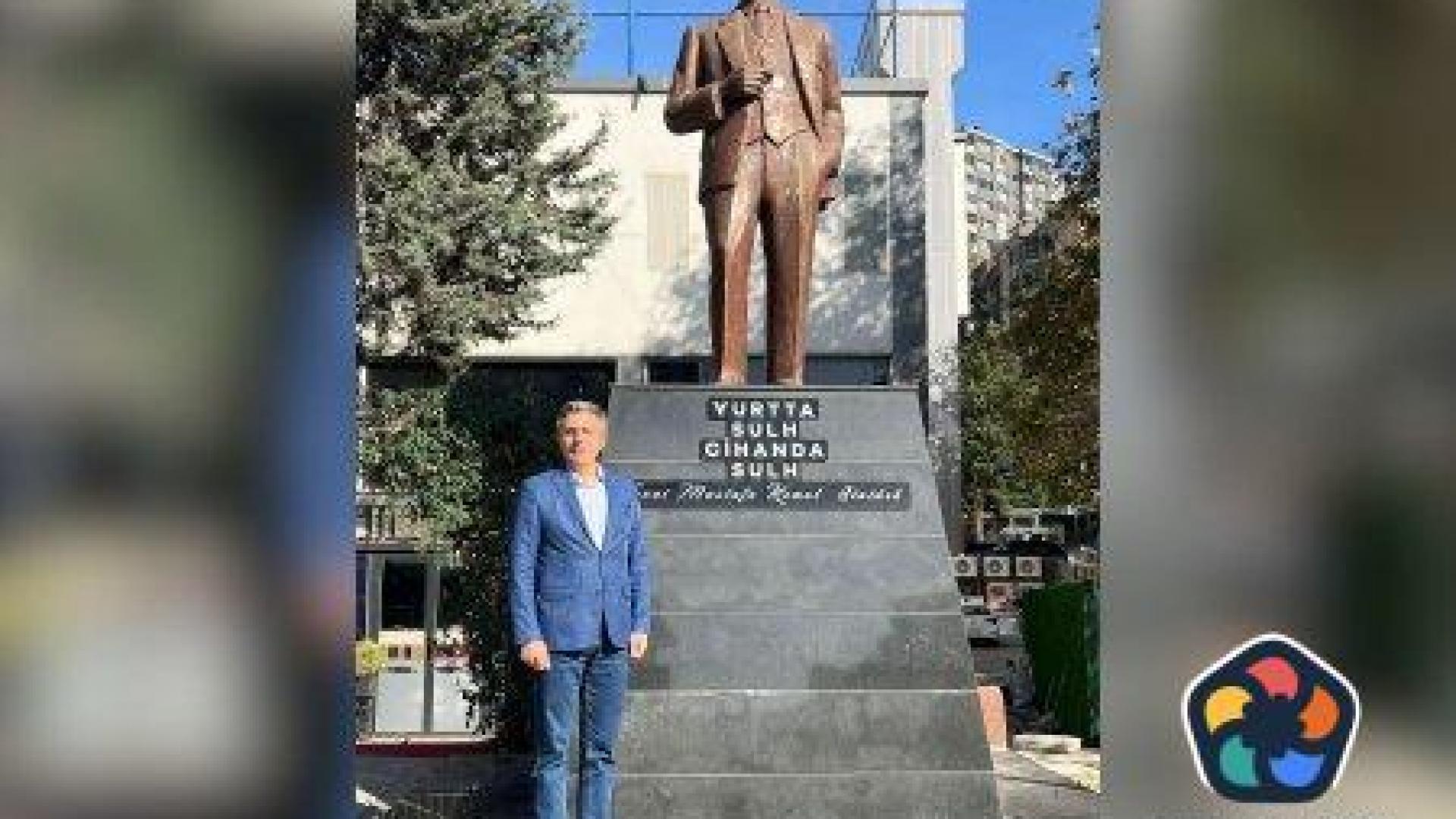 След оставката Карадайъ се показа пред паметник на Ататюрк