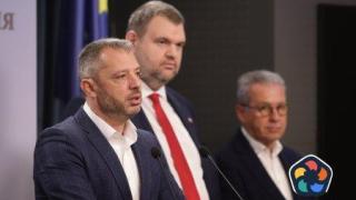 Пореден удар: Пеевски и Добрев срещу премиера заради дерогацията и "Нефтохим“