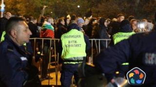На живо: Протест срещу БФС блокира София. Феновете хвърлят бомбички, полицията отговори с водни оръдия