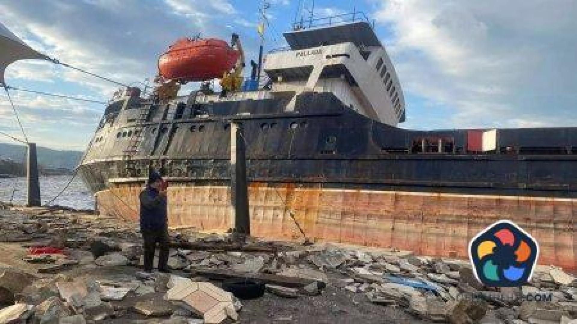 Турски товарен кораб с 12-членен екипаж потъна в Черно море
