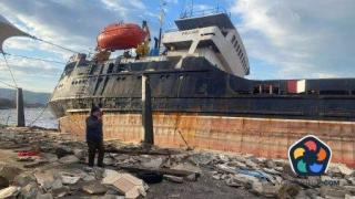 Турски товарен кораб с 12-членен екипаж потъна в Черно море