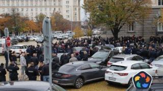 Полицаи излязоха на протест часове преди министърът им да се яви на изслушване