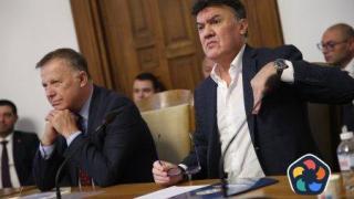 Борислав Михайлов се определи за изкупителна жертва, депутатите го призоваха да подаде оставка