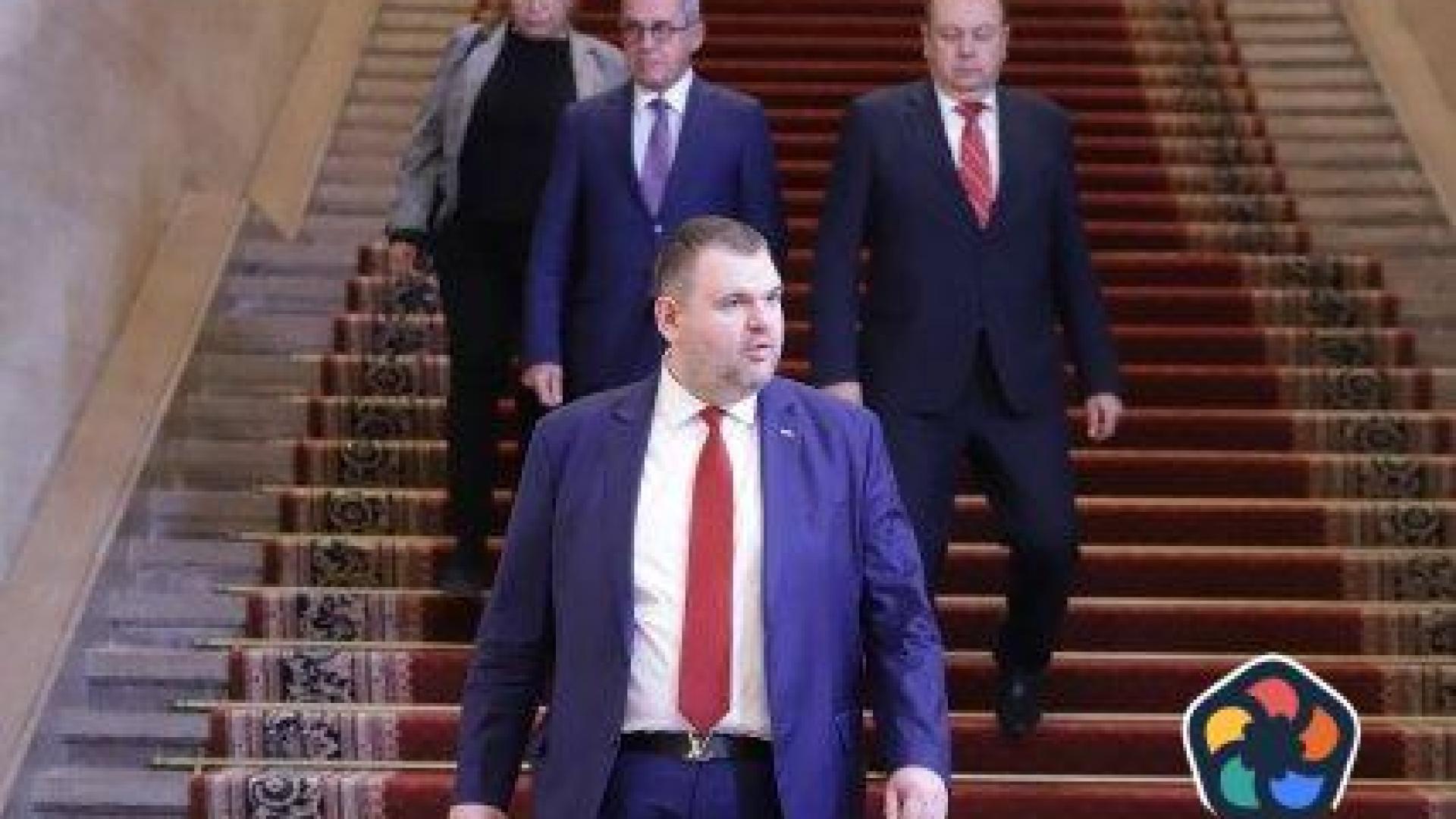 Пеевски обясни с писмо на Денков, че не се справя с управлението
