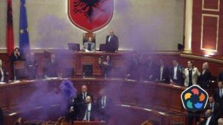 Димки и размирици в албанския парламент
