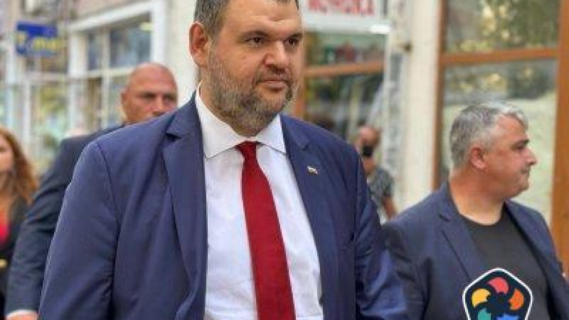Пеевски се разсърди, че му е много нисък рейтингът