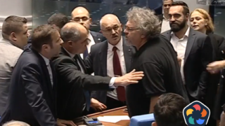 "15 минути почивка, те ще се бият!". НС преодоля ветото на Радев върху изпращането на БТР-и на Украйна
