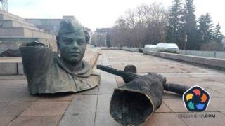 Трети ден на демонтажа на паметника: Падна главата на съветския войник (видео)
