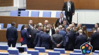 Опозицията блокира работата на парламента