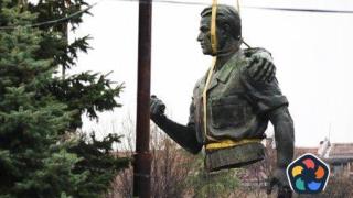 Демонтажът продължава: Свалена бе и третата фигура