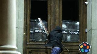 Протестите срещу изборните резултати в Сърбия продължават с блокади