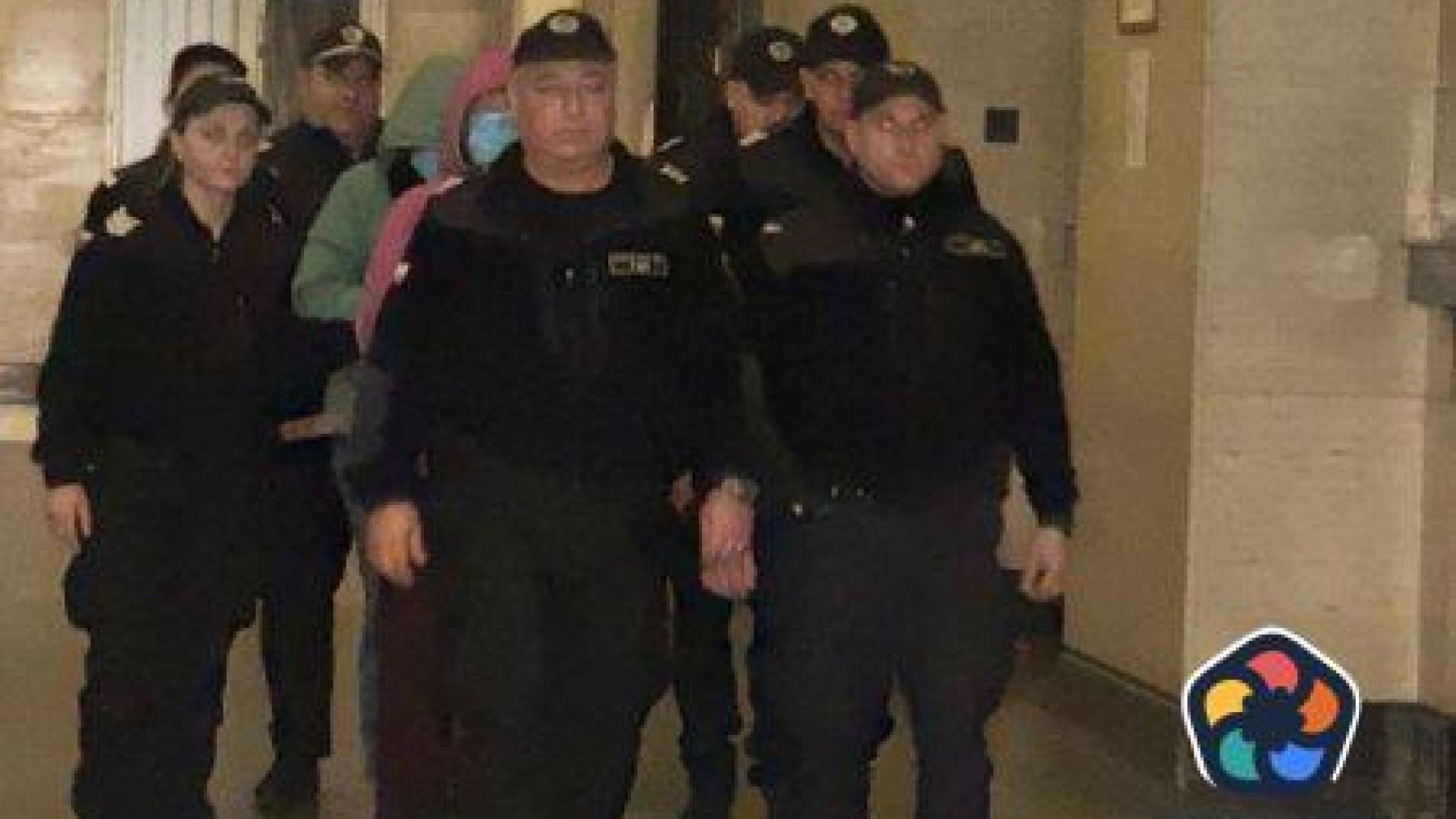 Ако децата ги няма, я връщат в ареста. Обвиняемите за убийство майка и дъщеря мълчат