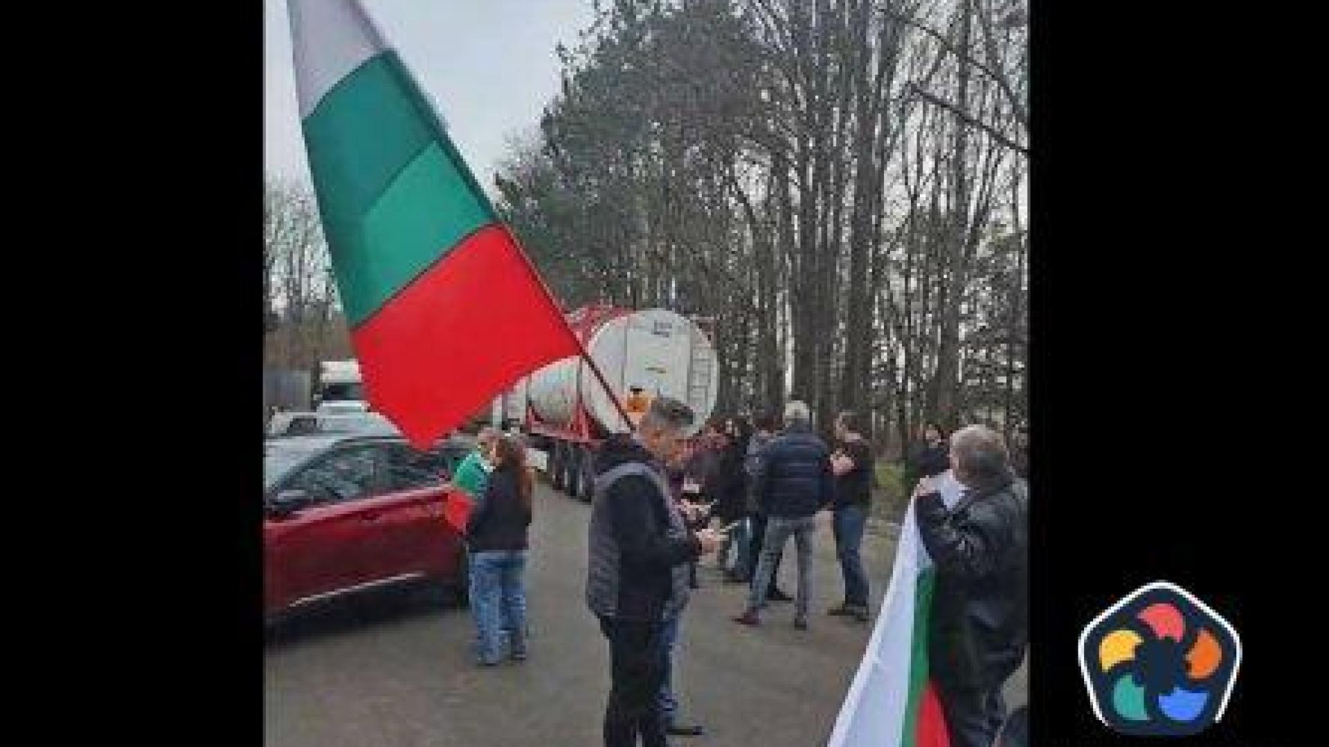 "Възраждане" блокира гранични пунктове. МВР ги помоли да не правят така