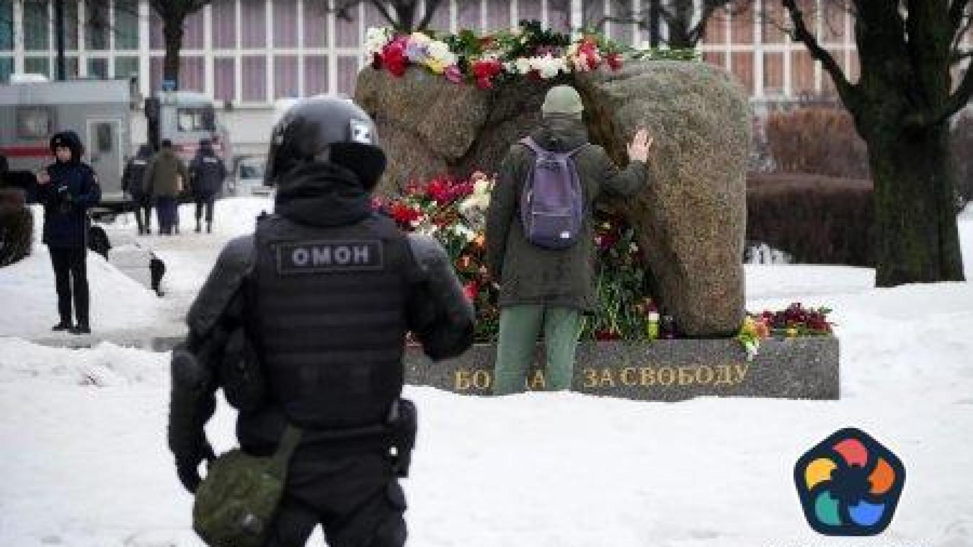 Най-малко 273-ма задържани в Русия по време на демонстрации в памет на Навални