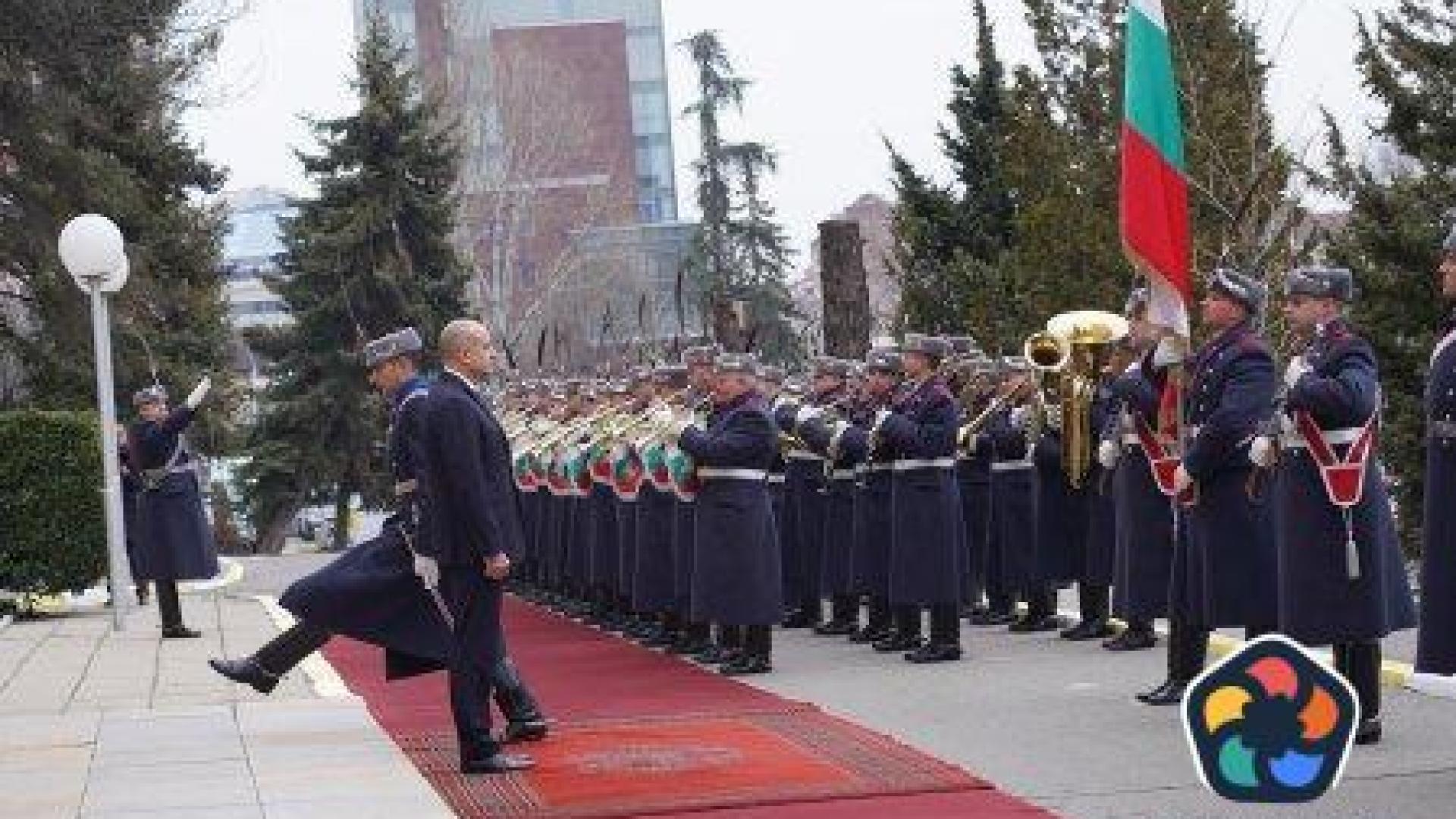 "Аварийни мерки" за армията: Спешно трябват пари и хора!