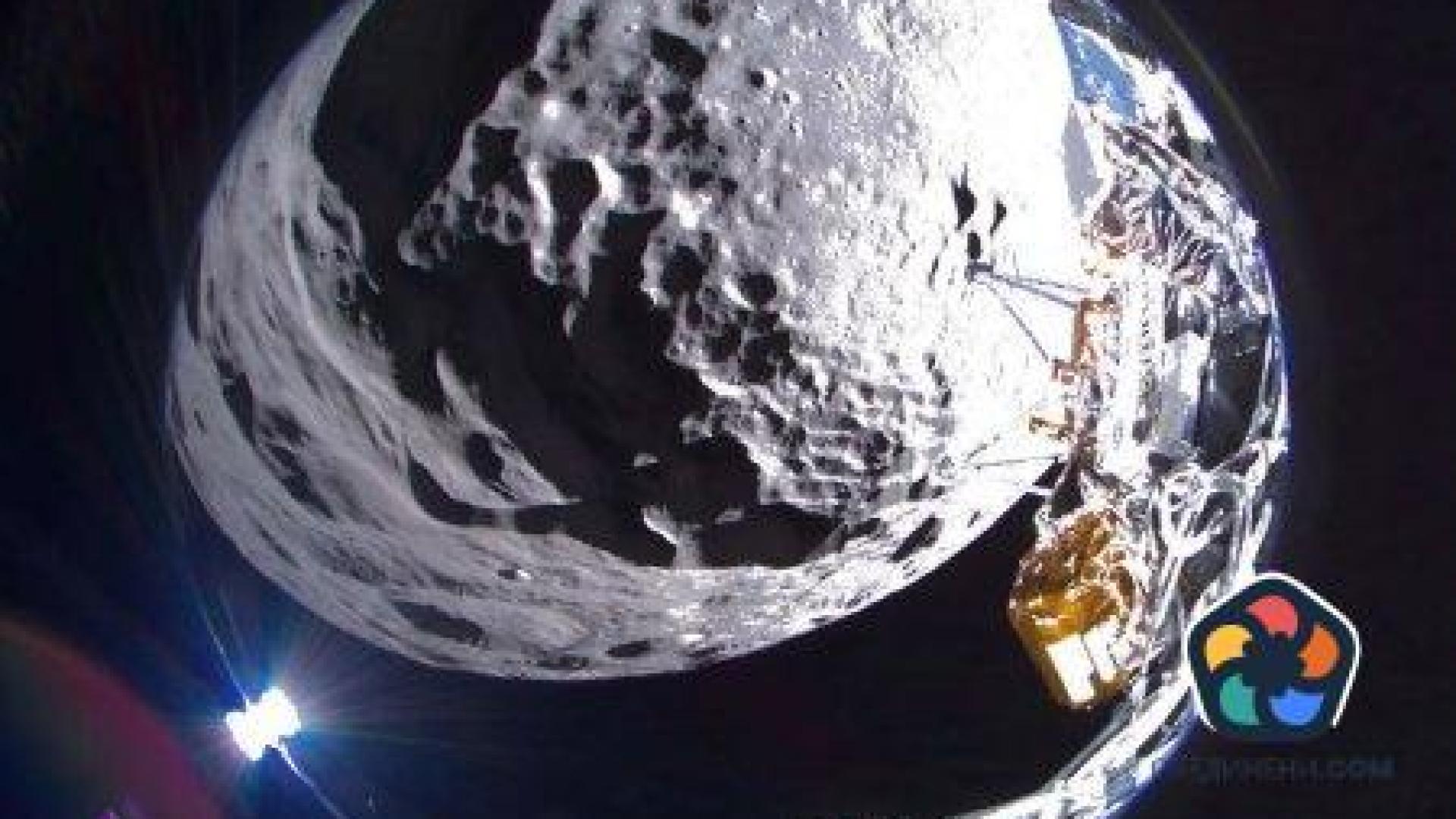 Частният космическият кораб на Луната се е преобърнал