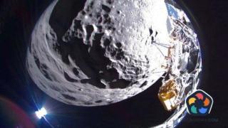 Частният космическият кораб на Луната се е преобърнал
