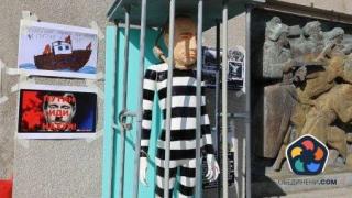 Украински бежанци “затвориха" кукла на Путин в килия пред “Альошата" в Бургас