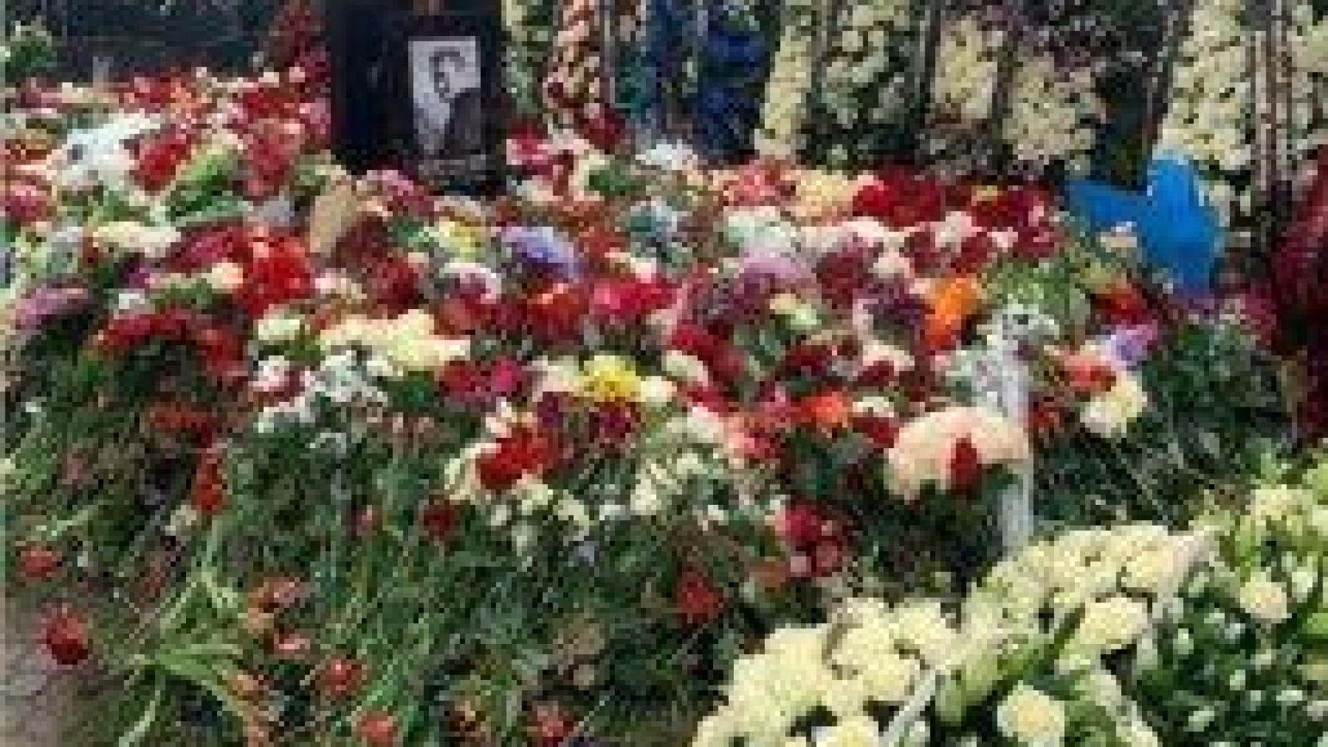 Хиляди руснаци продължават да се стичат на гроба на Навални