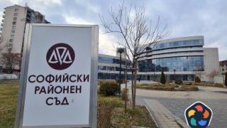 Болен, безпомощен или опасен? Нароченият за заплахите Червен пират се яви пред съда