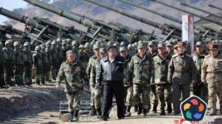 Ким Чен-ун ръководи "тренировъчен мач" между танкови подразделения (снимки)