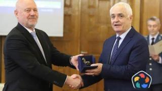 Одисеята с БТР-ите за Украйна приключи с награди за зам.-министри