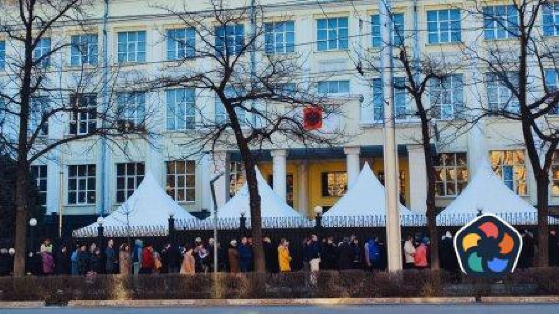 Руснаци по света масово се наредиха на опашки за протеста "По пладне срещу Путин"