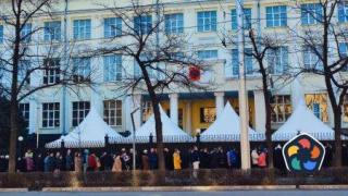Руснаци по света масово се наредиха на опашки за протеста "По пладне срещу Путин"
