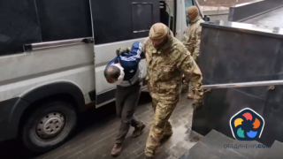 Видео показва как заподозрените за атаката край Москва са отведени до Следствения комитет