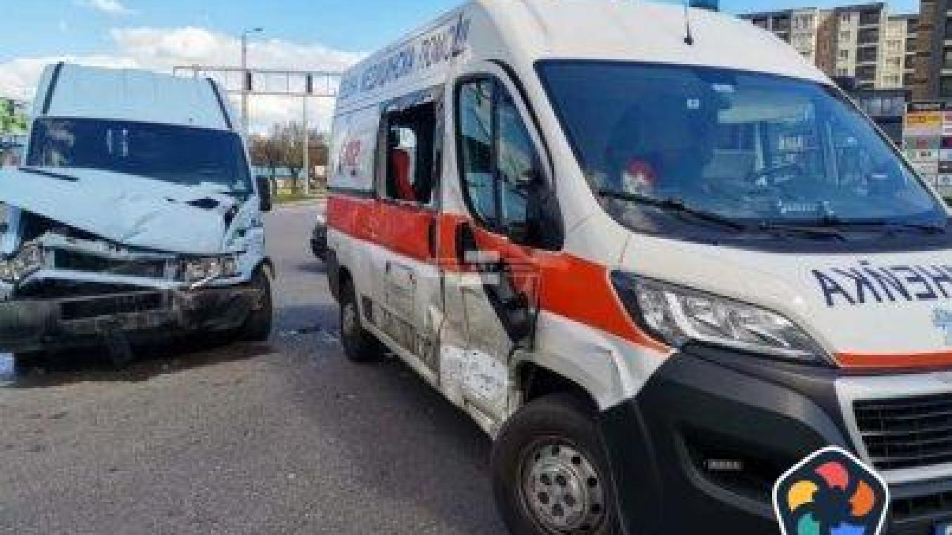 Линейка с пациент и бус се удариха в Пловдив. Пострадал е и лекар