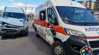 Линейка с пациент и бус се удариха в Пловдив. Пострадал е и лекар