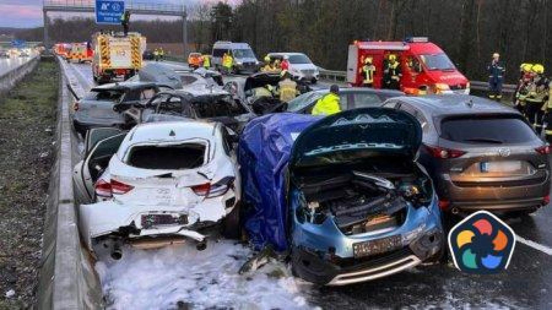 Двама души загинаха и 27 пострадаха при верижна катастрофа на магистрала в Германия