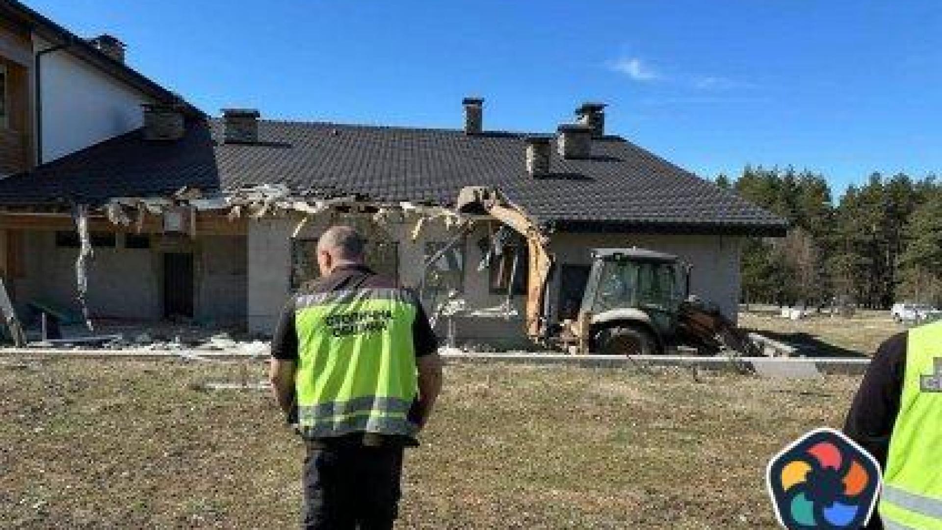 Бременността на дивеча спря бутането на ловния хотел на Вълка край яз. "Искър"