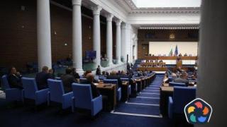 Депутатите заседават извънредно заради проблема с несъвместимостта на служебния премиер