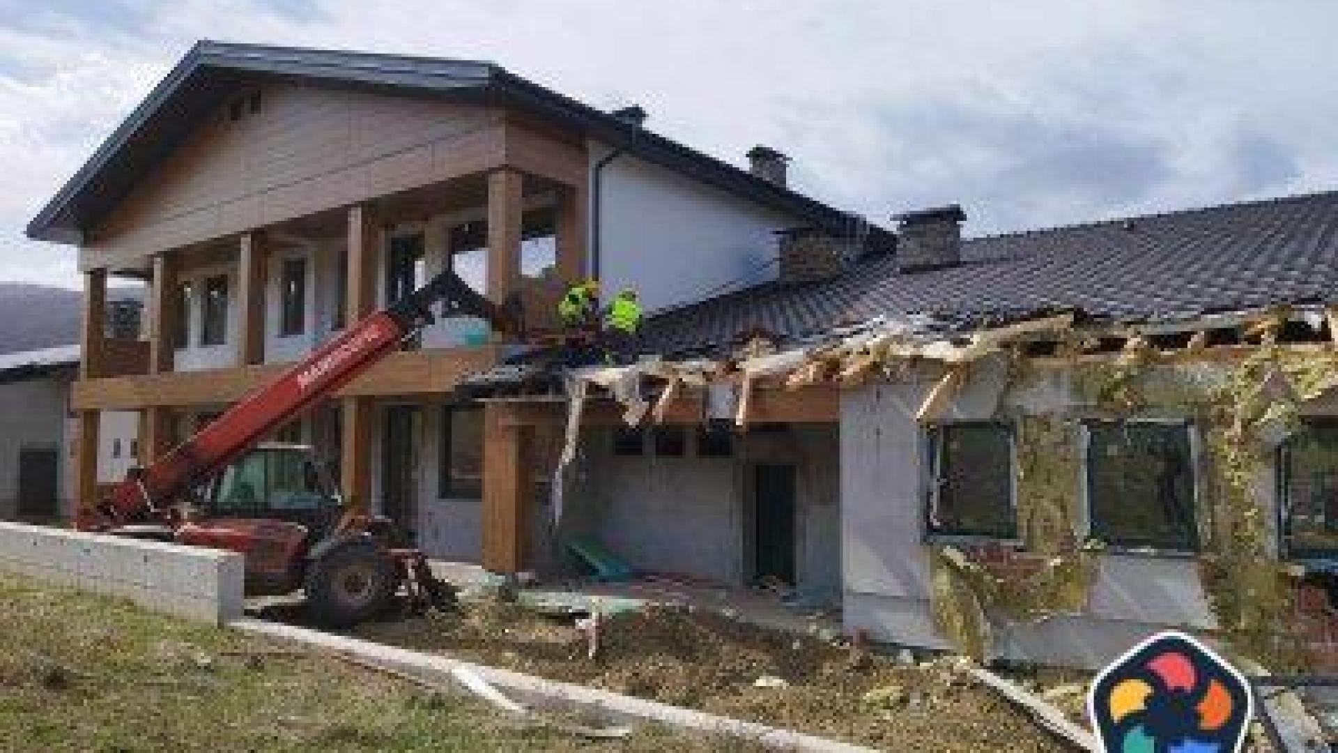 След зрелищна акция бутането на ловния хотел на Вълка започна пак