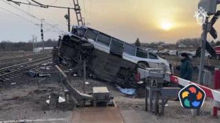 Седем загинали след катастрофа между автобус и влак край Москва заради пиян железничар