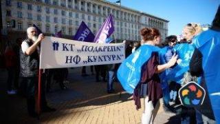 Правителството вдигна заплатите на 53 000 чиновници със задна дата