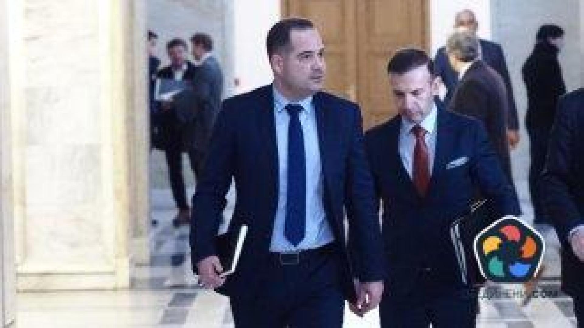 Когато властта се сменя, в службите падат глави